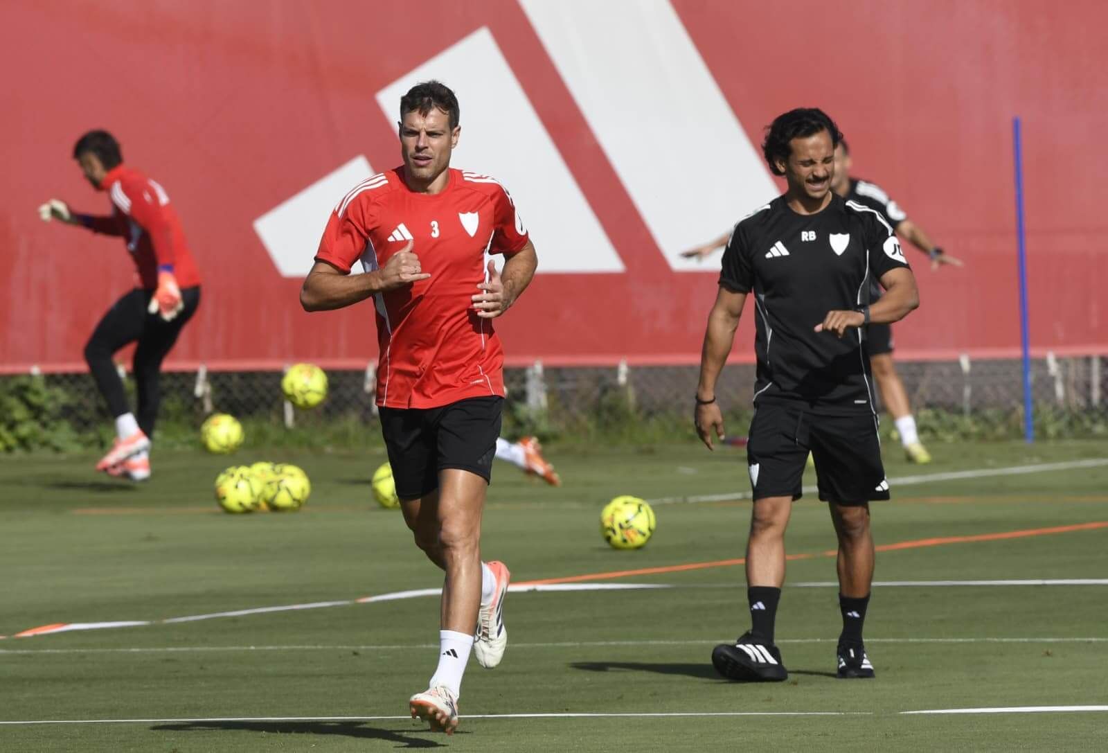  Azpilicueta, en el entrenamiento de este martes, junto a Roberto Bambao.
