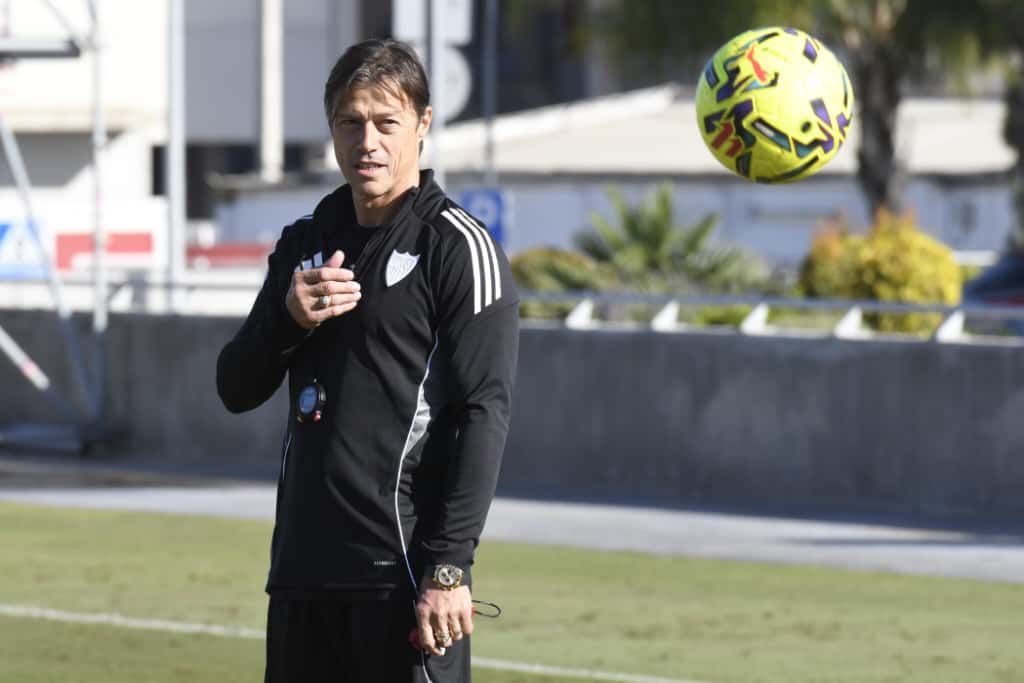  Matías Almeyda, en un entrenamiento del Sevilla.
