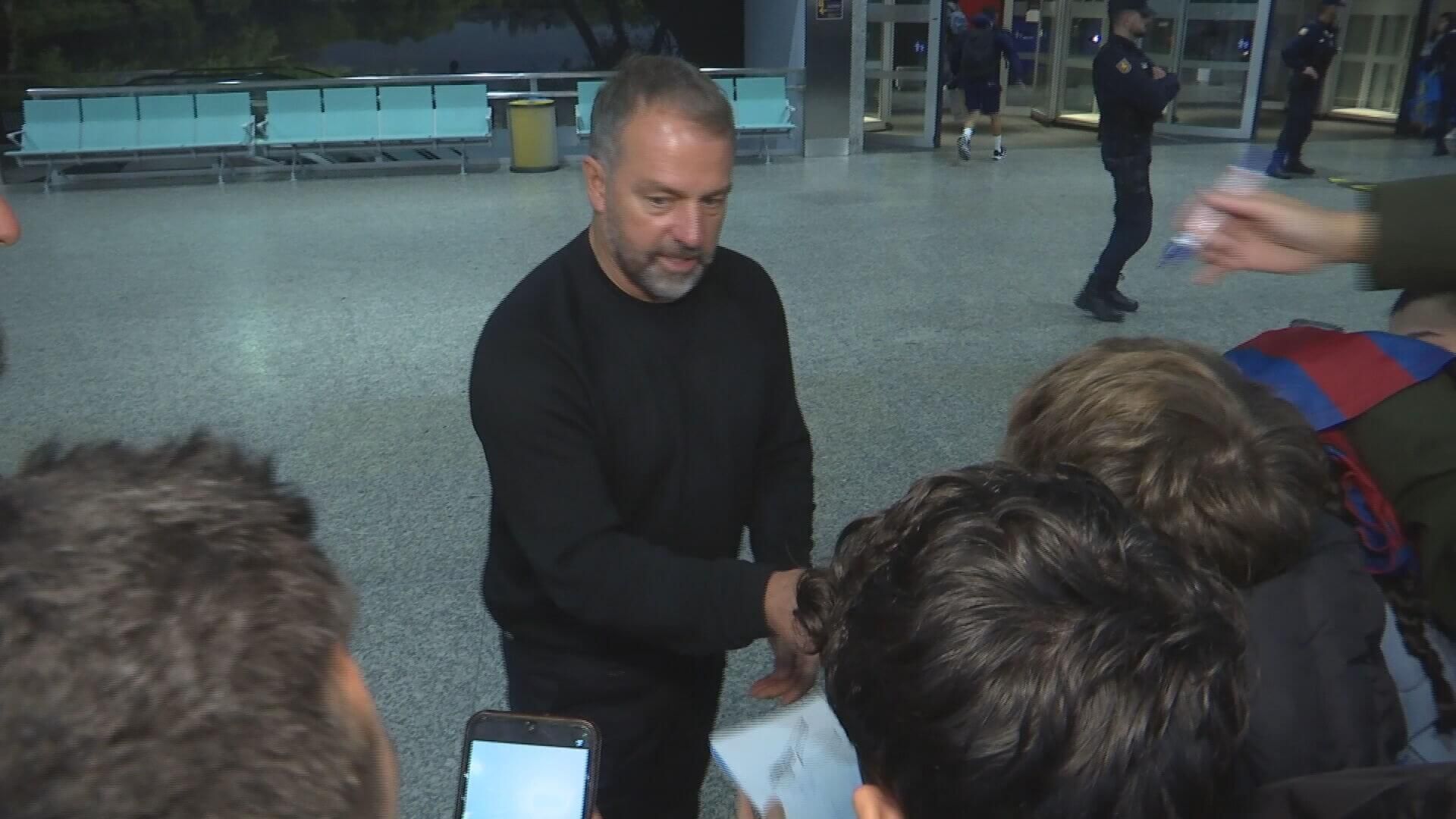 Hansi Flick también se paró para atender a los niños