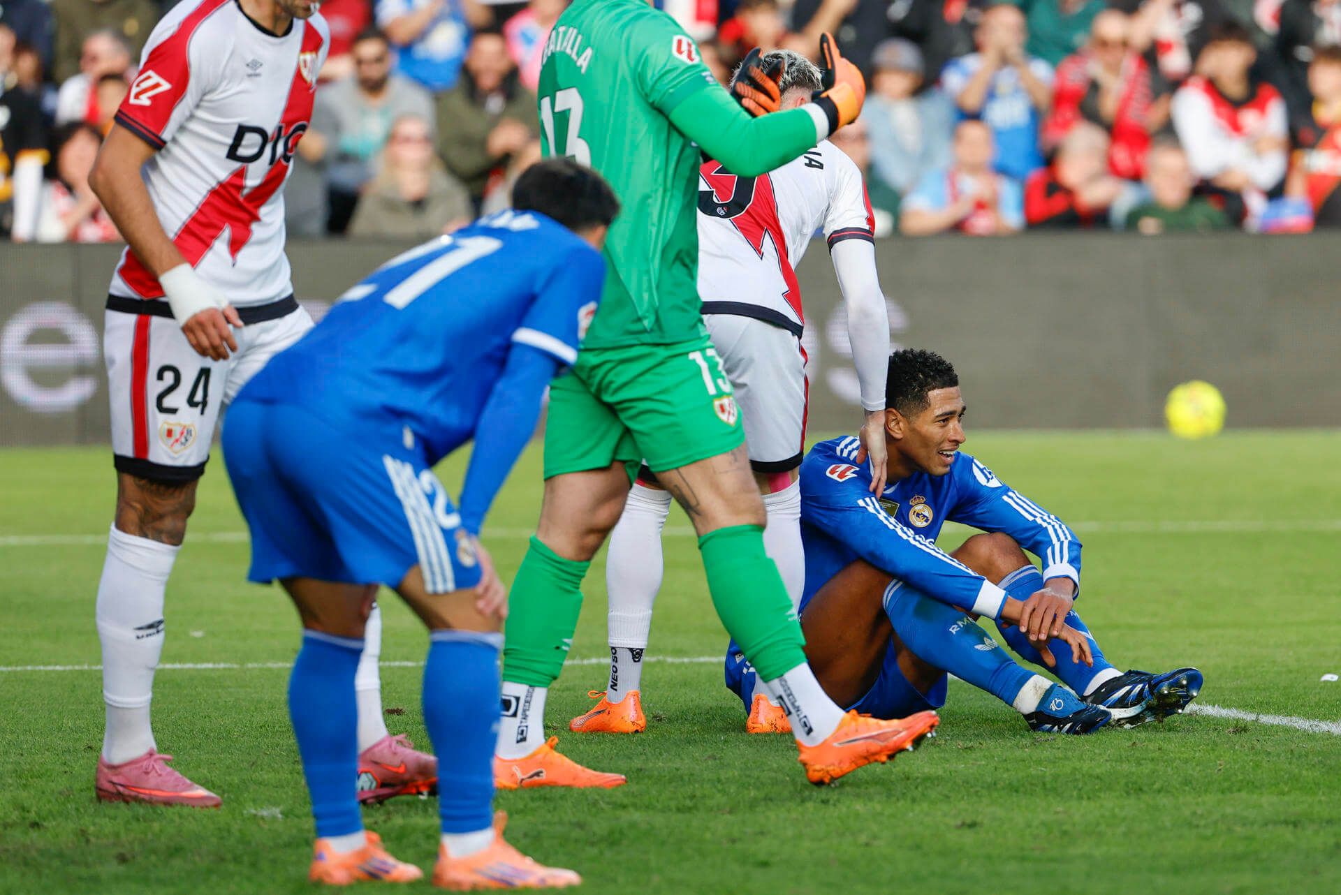  Bellingham tras la caída con Chavarría (EFE)