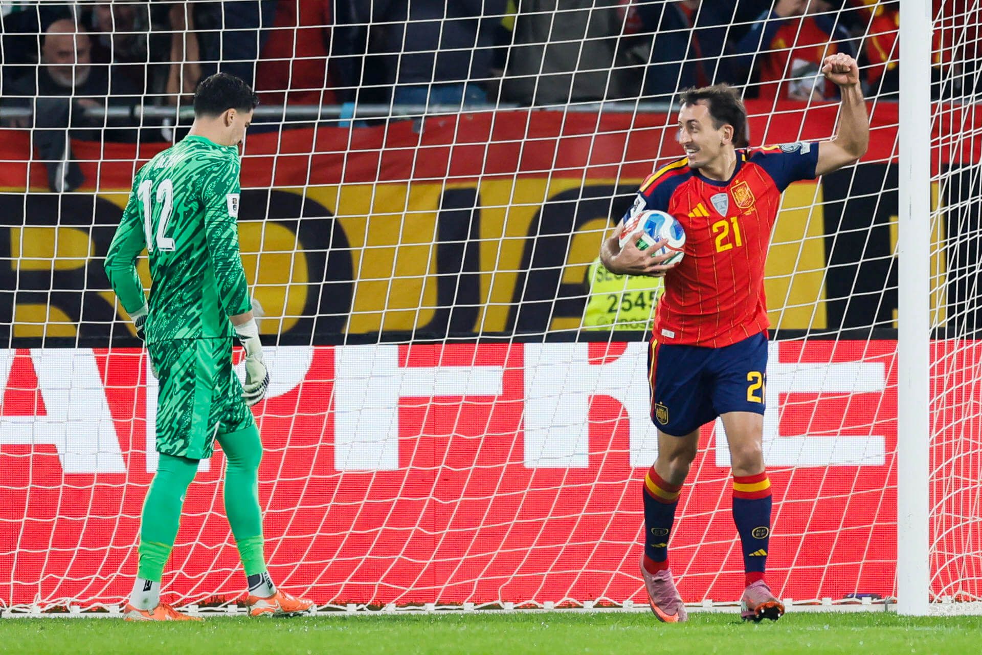 Mikel Oyarzabal celebra su gol en el España-Turquía (FOTO: EFE).
