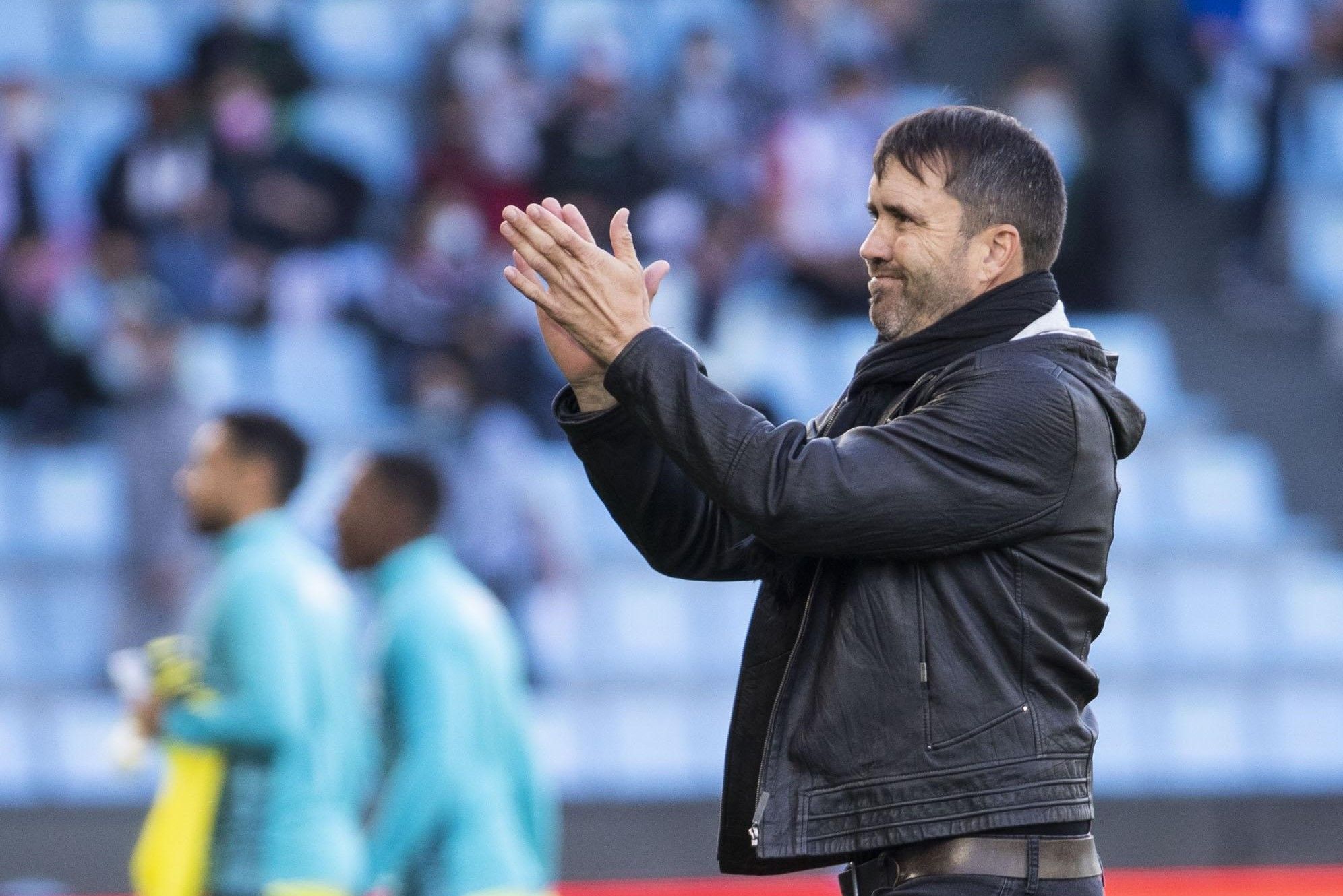  Eduardo Coudet aplaude a la grada durante el Celta-Villarreal en Balaídos.