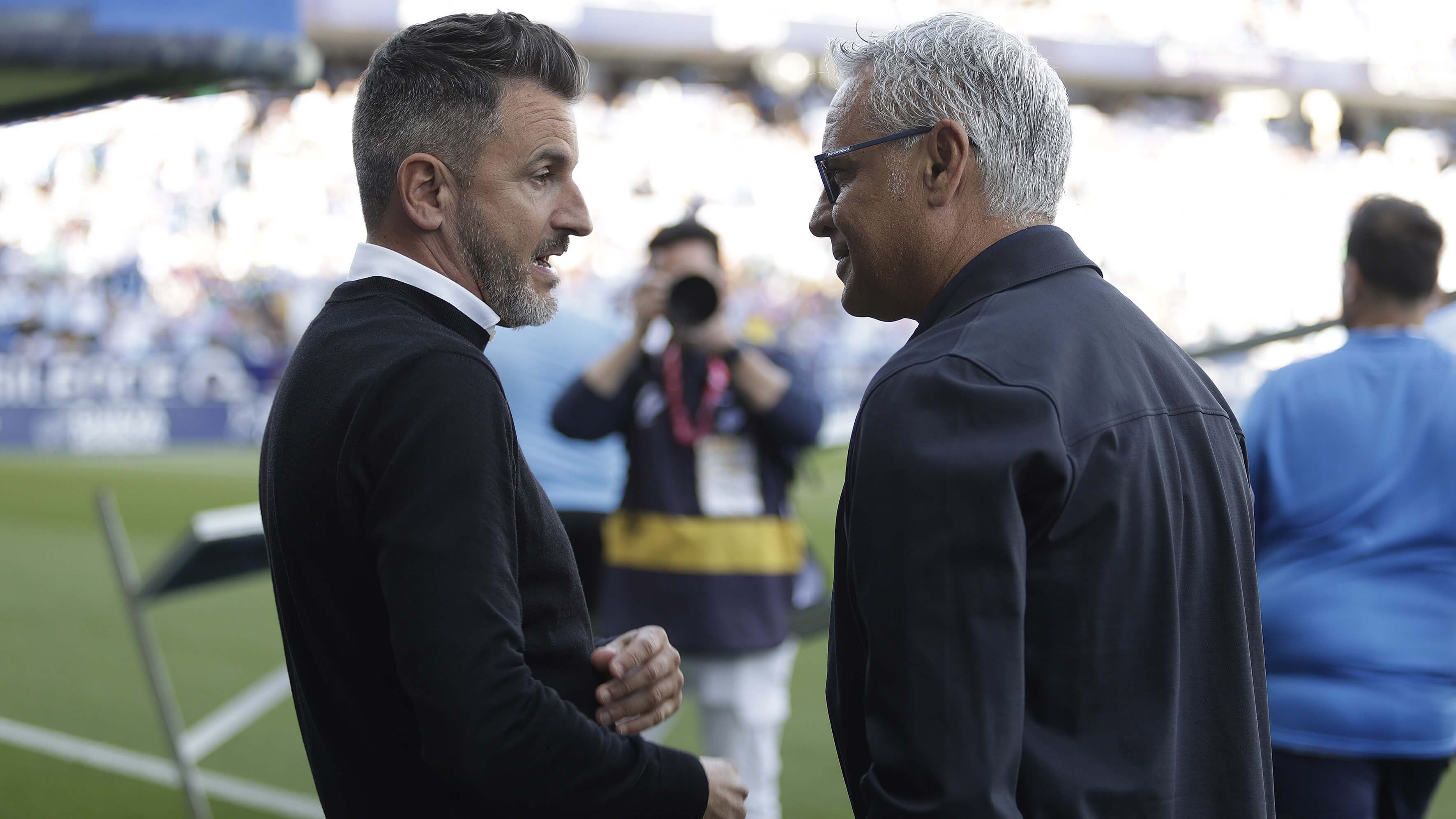  Sergio Pellicer saluda a Iván Ania antes del Málaga-Córdoba.