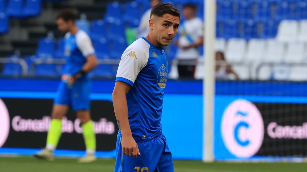  Yeremay Hernández calienta con el Deportivo.