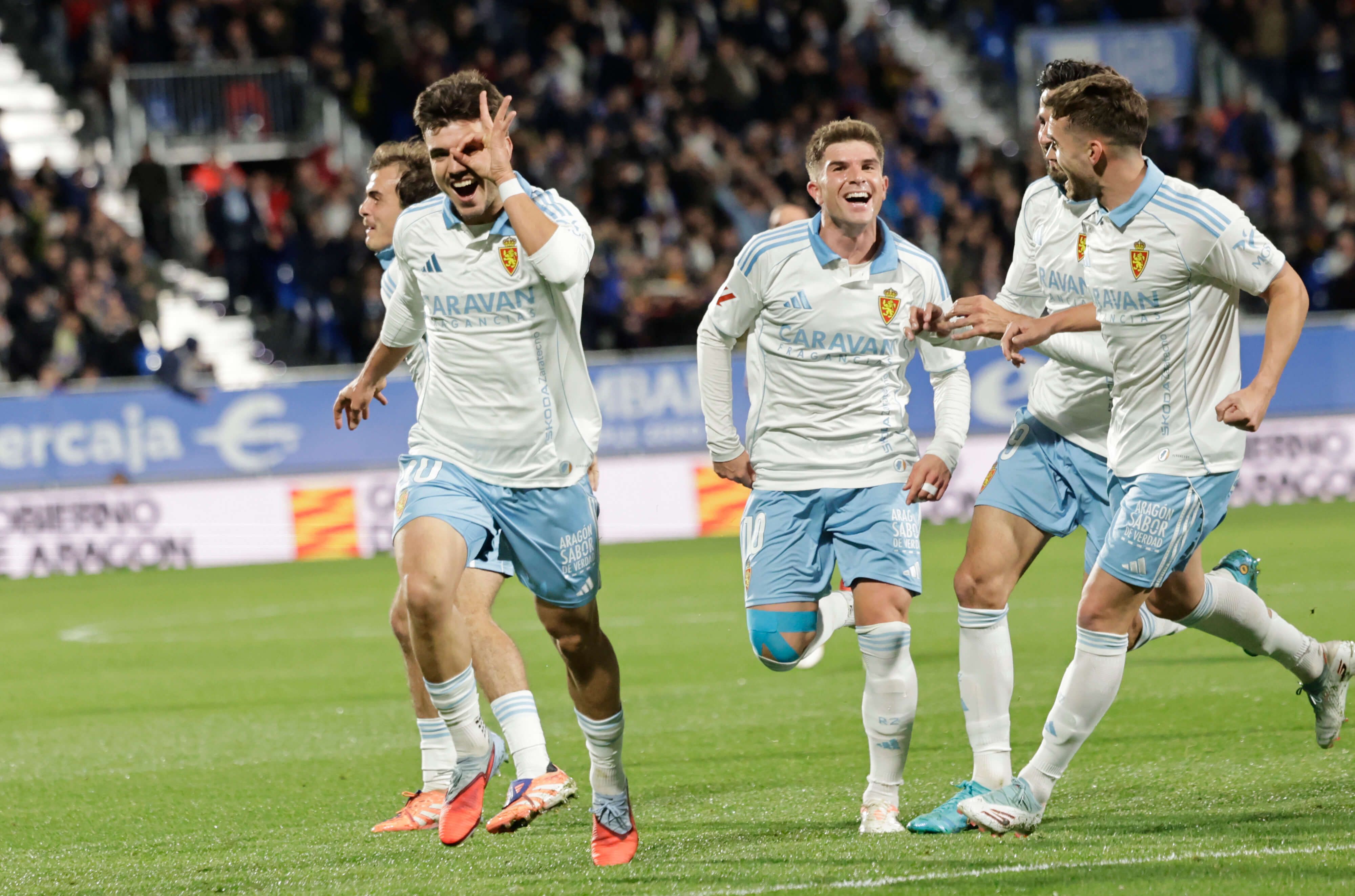  Los jugadores del Real Zaragoza celebran el gol del triunfo ante el Huesca.