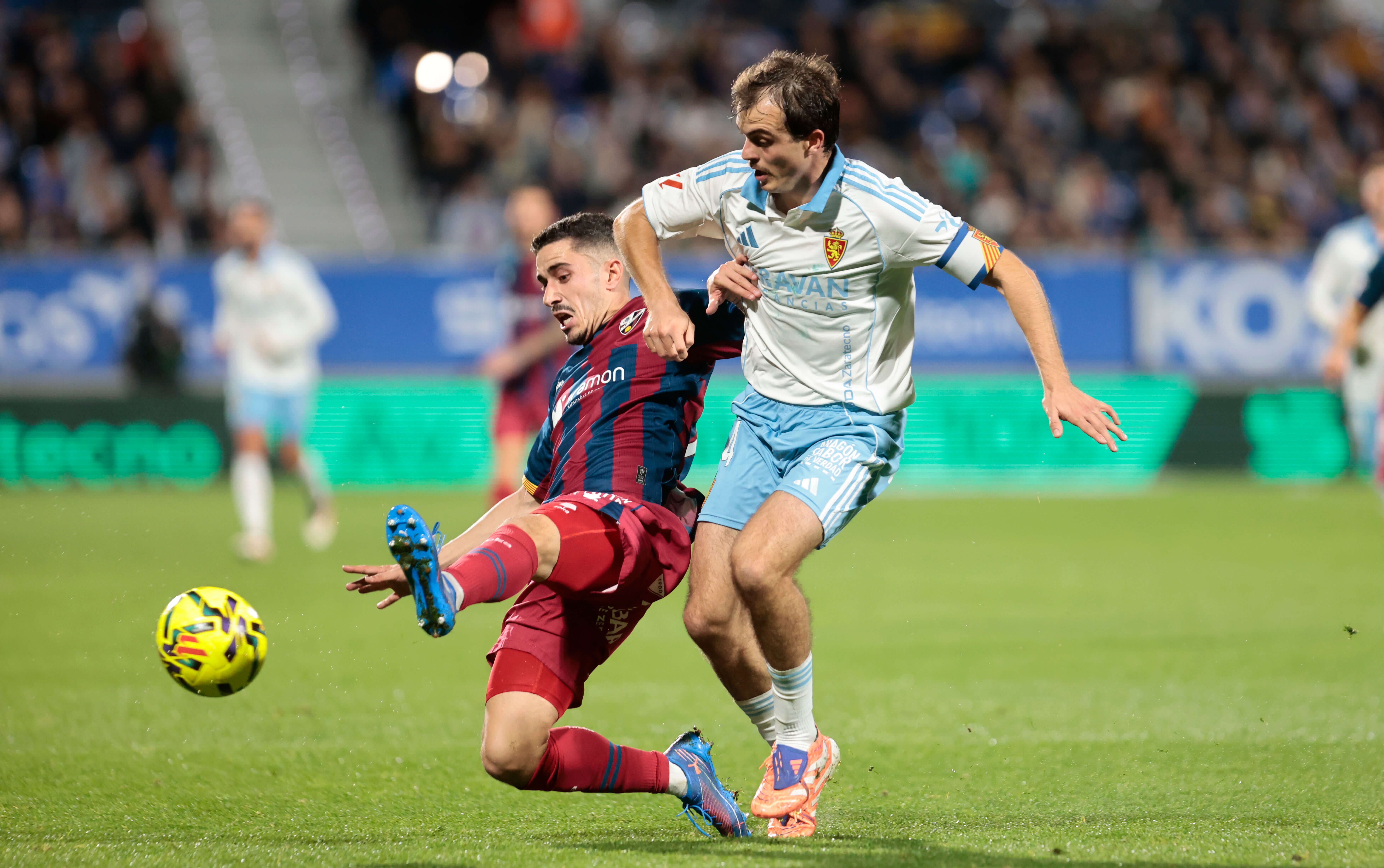 Martín Aguirregabiria celebra su golazo en el Real Zaragoza-Huesca.
