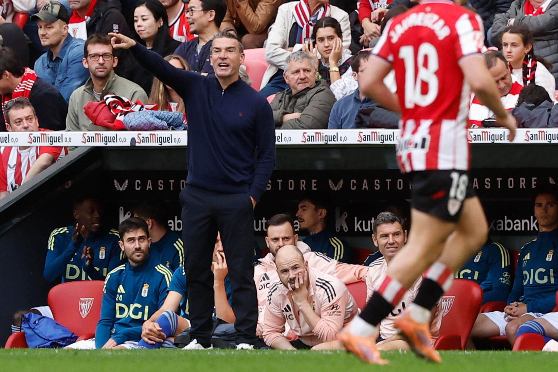  Luis Carrión da indicaciones en el Athletic-Oviedo.