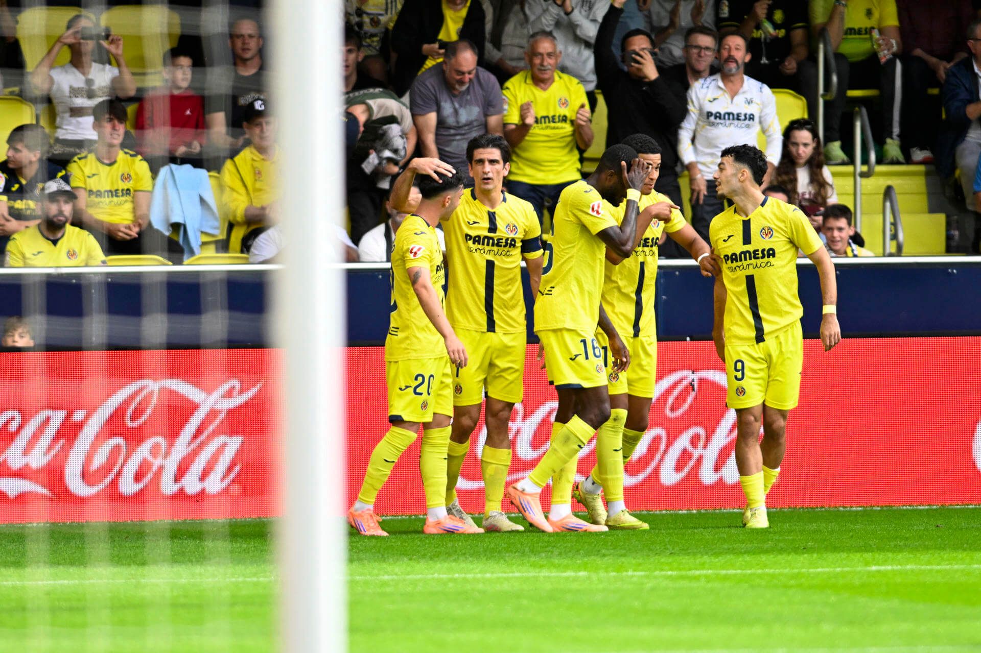  El Villarreal celebra ante el Rayo Vallecano (EFE)
