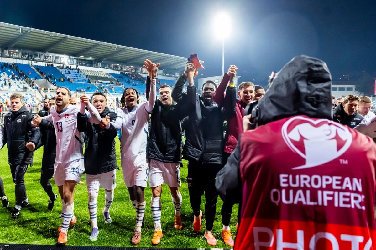  Ricardo Rodríguez y Rubén Vargas celebran la clasificación de Suiza para el Mundial.