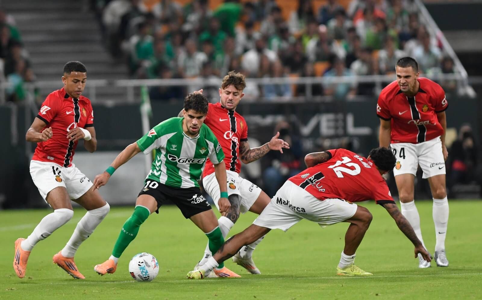  Abde, ante varios rivales del Mallorca.