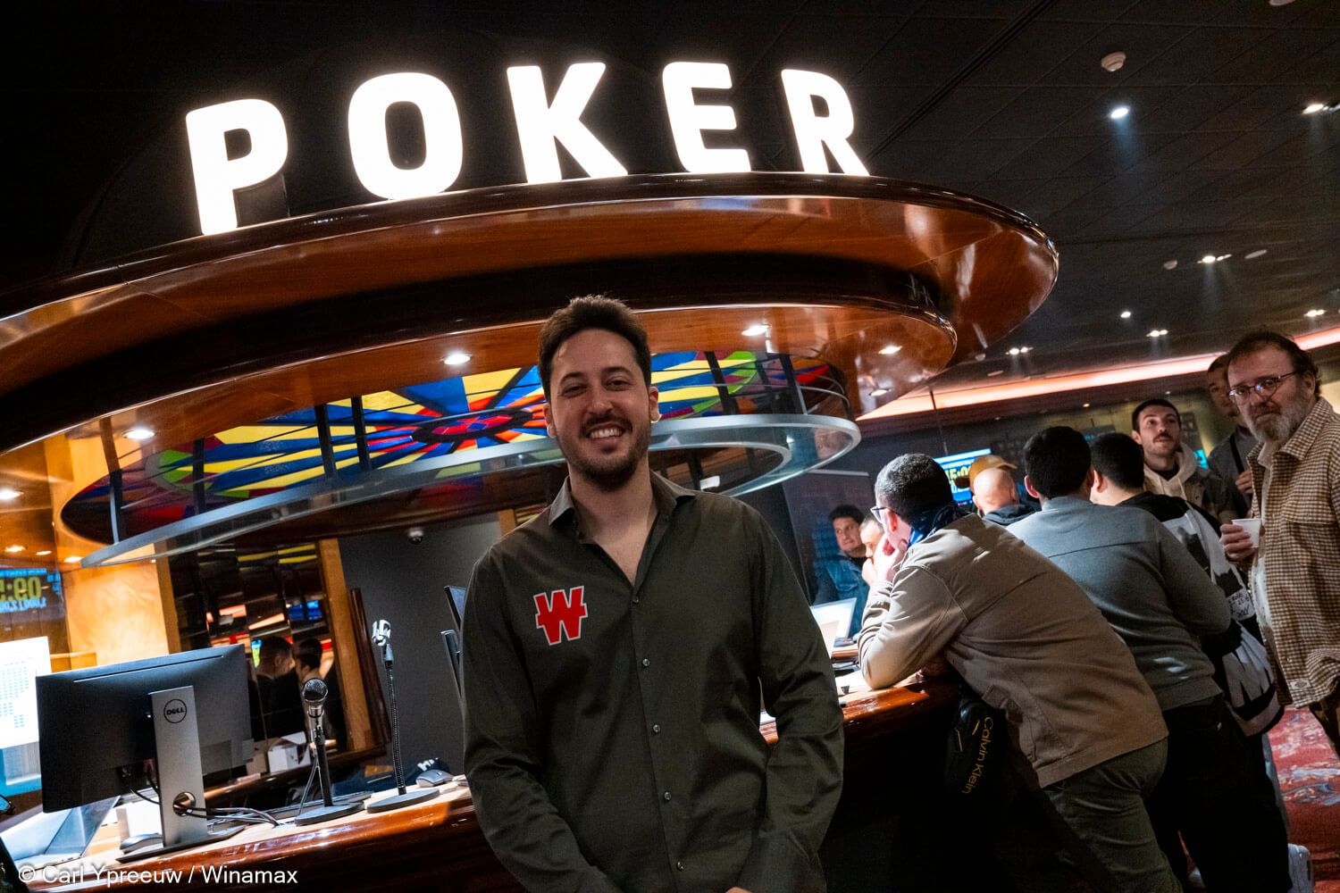 Adrián Mateos hace el Shuffle Up and Deal en Madrid