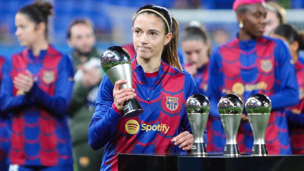  Aitana Bonmatí con sus premios The Best (Cordon Press)