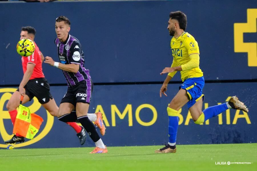  Iván Alejo, ante el Cádiz Club de Fútbol en el Estadio Nuevo Mirandilla