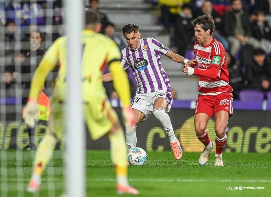 Alejo, ante el Granada en Zorrilla.
