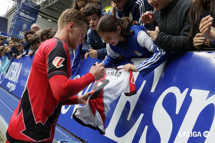  Alemao recibe el cariño de la afición del Real Oviedo en el Carlos Tartiere.