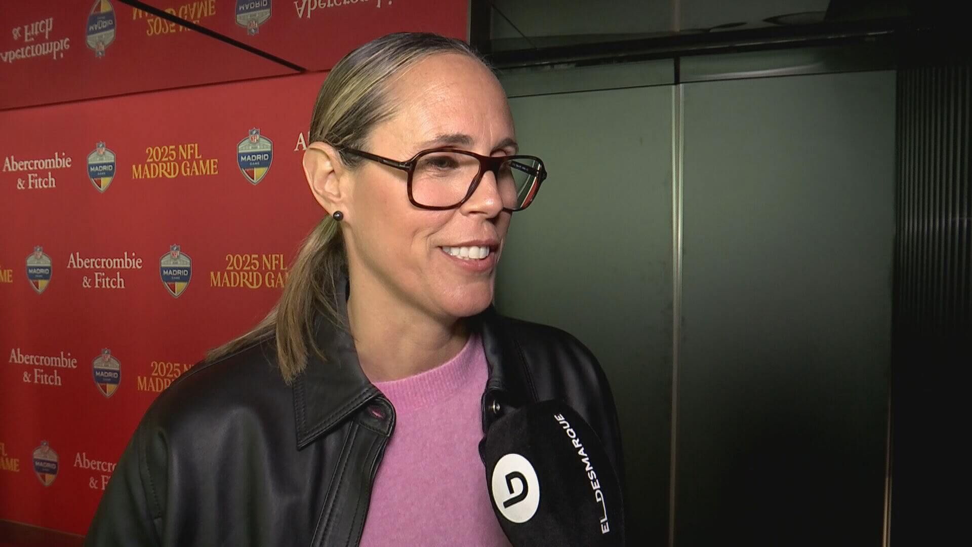  Amaya Valdemoro habla para ElDesmarque en la alfombra roja del Bernabéu.