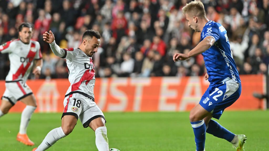 Álvaro García en el Rayo Vallecano - Lech Poznan (Funte: @RayoVallecano)