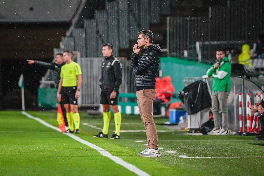  Antonio Hidalgo, en la banda durante el Córdoba-Dépor.