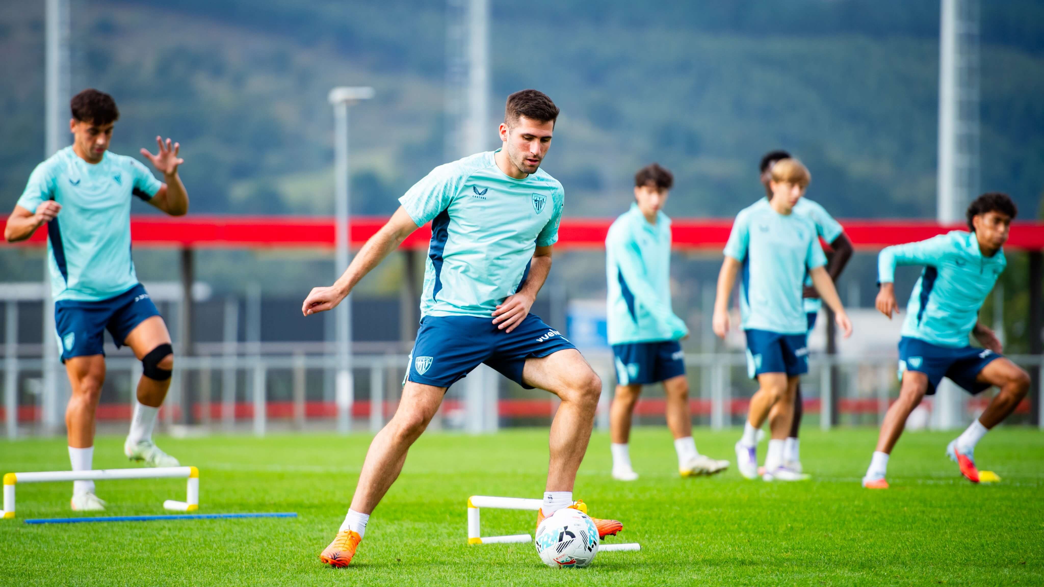 El lateral Jesús Areso entrenando otro día en Lezama.