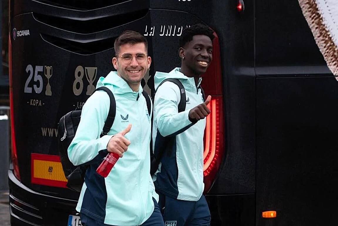  Jesús Areso, aquí a por el autobús con Adama Boiro, hablará este martes en Newcastle antes de la Champions League.