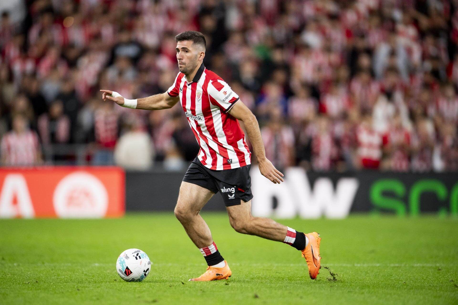  El carrilero Jesús Areso la lleva ante el Getafe en San Mamés.