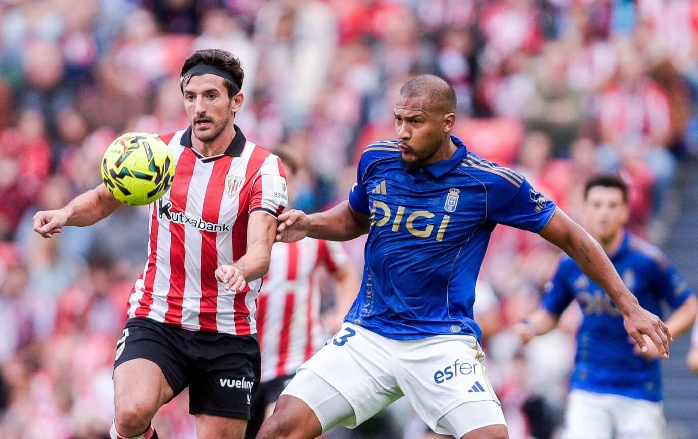 Dani Vivian y Salomón Rondón pelean un balón en el Athletic-Oviedo.