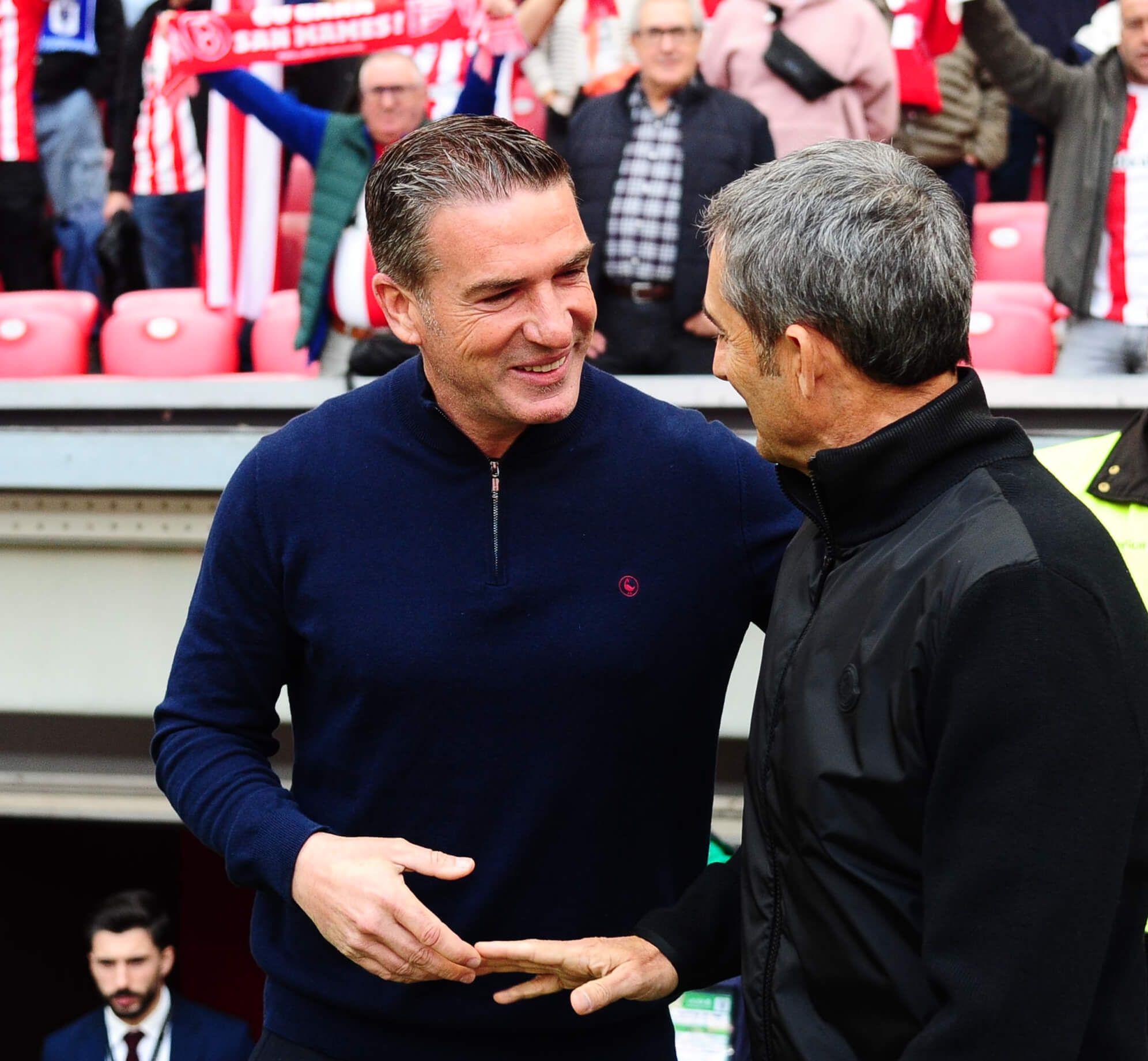 Luis Carrión saluda a Ernesto Valverde antes del Athletic-Real Oviedo.