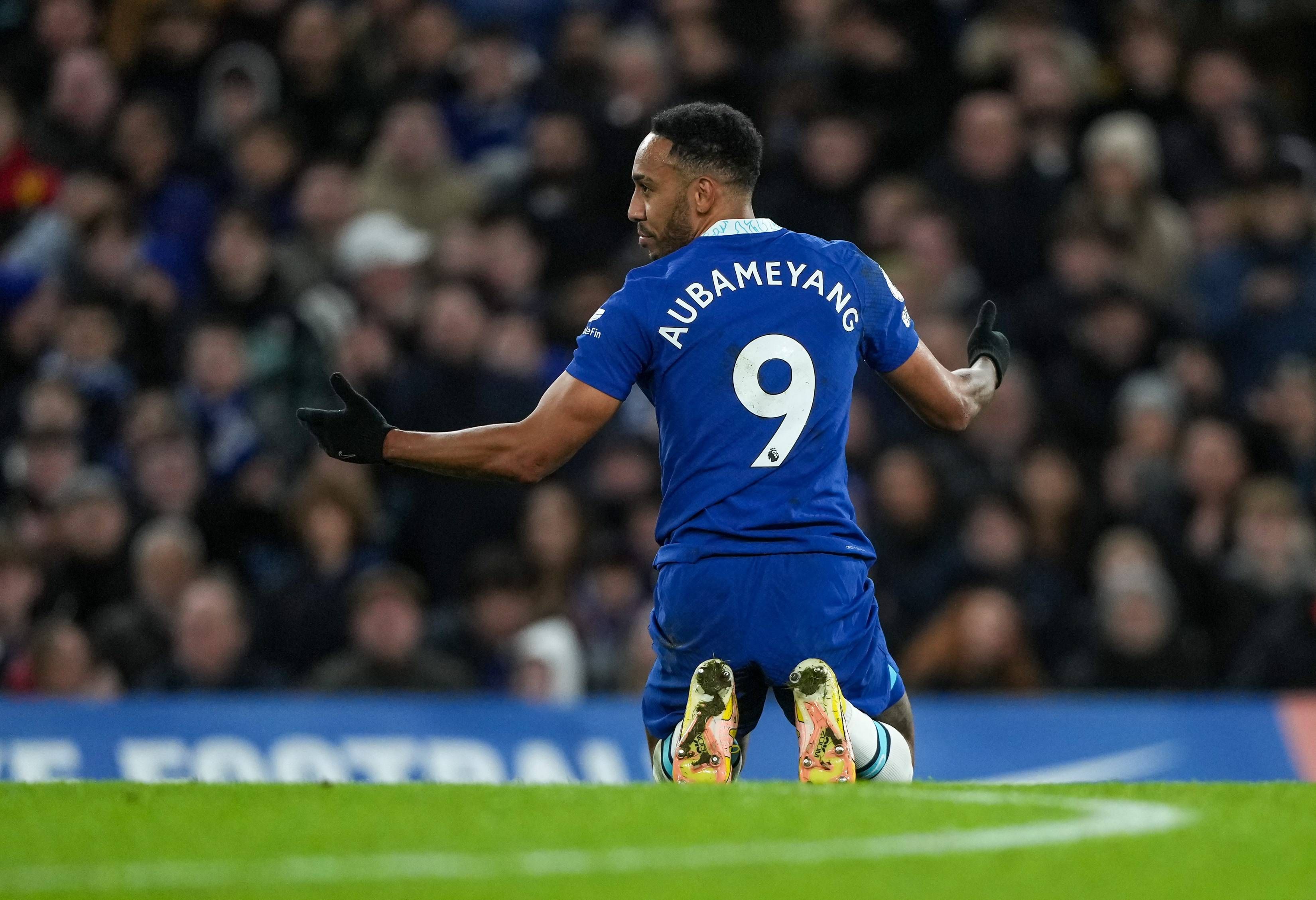  Aubameyang se lamenta en un partido con el Chelsea.