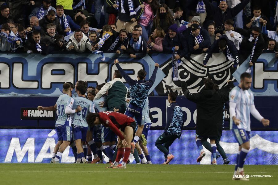 Los jugadores del Málaga celebran el gol de Galilea al Mirandés.
