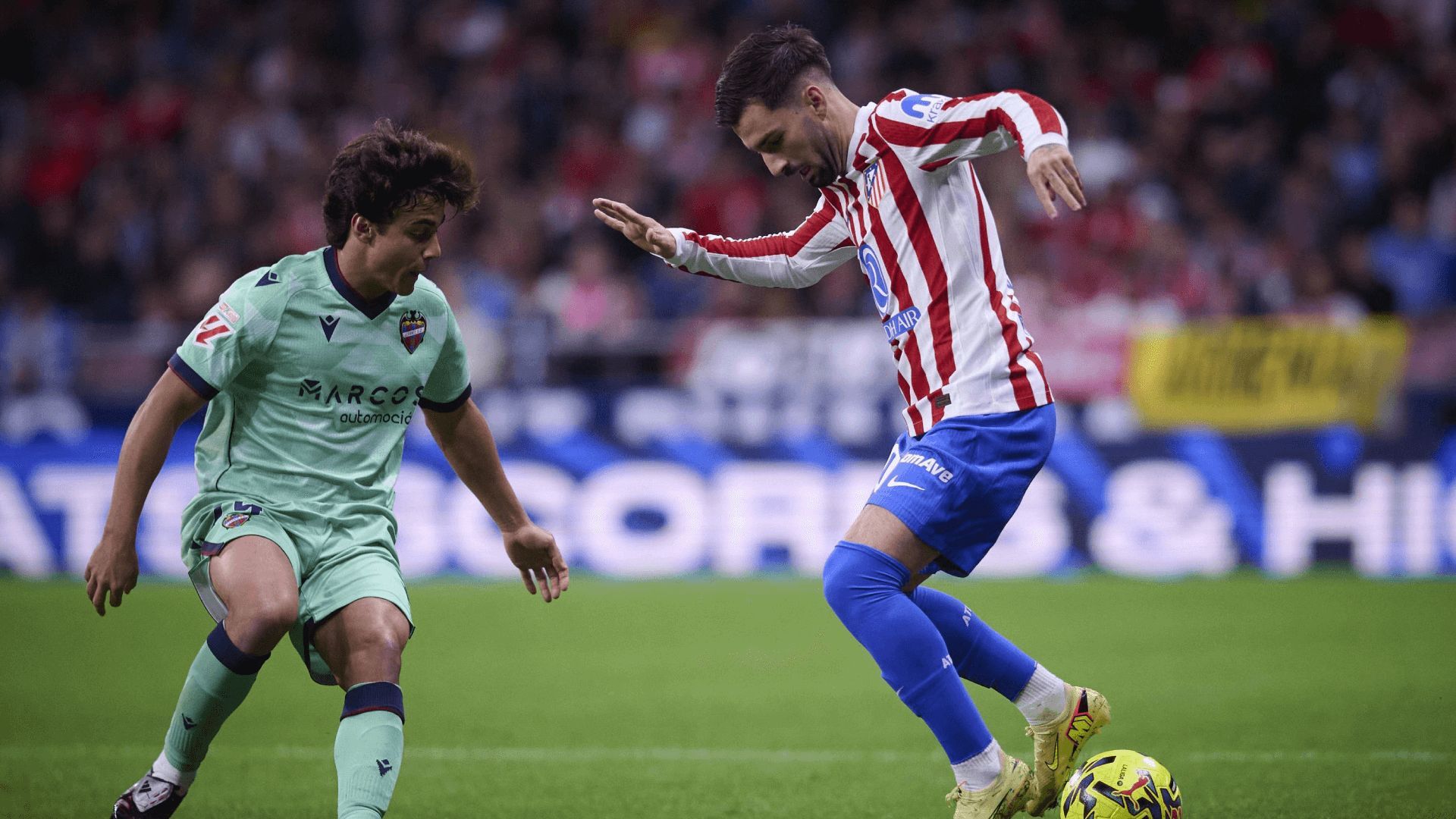  Baena, ante Carlos Álvarez en el Atlético-Levante.