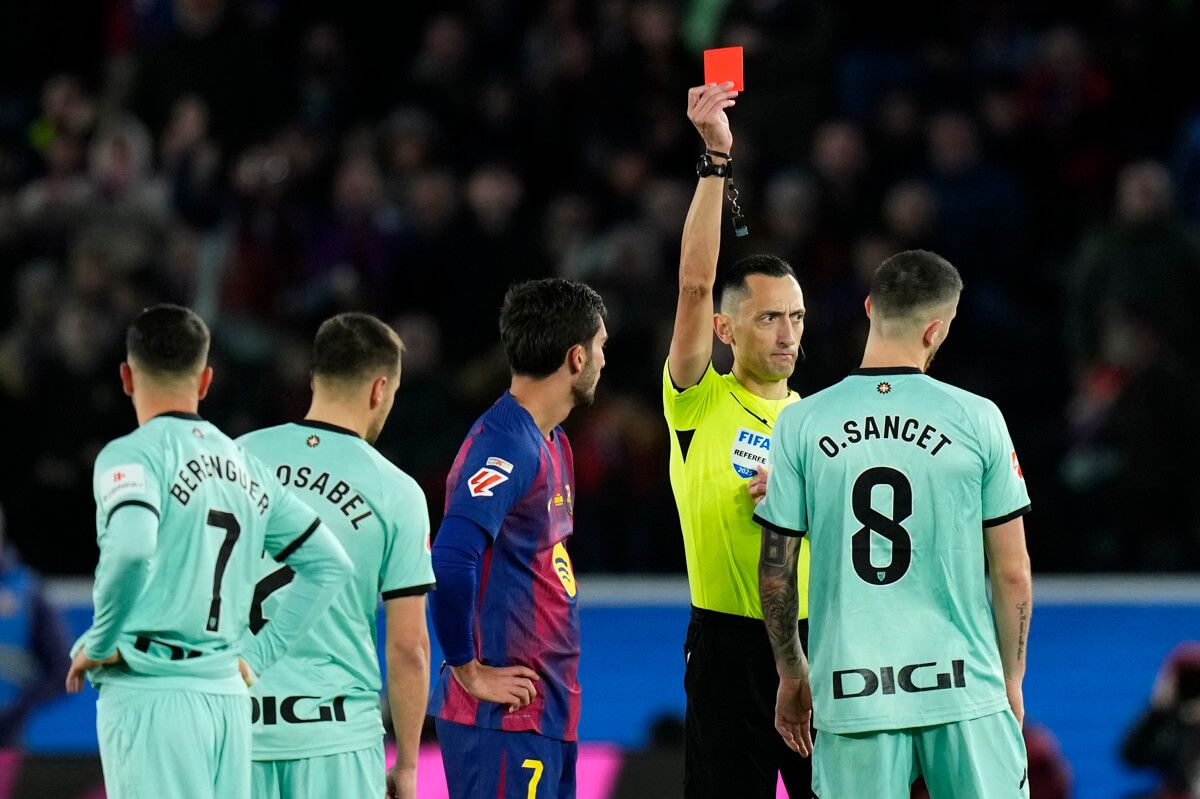  Sánchez Martínez expulsa a Oihan Sancet en el Barcelona - Athletic Club.