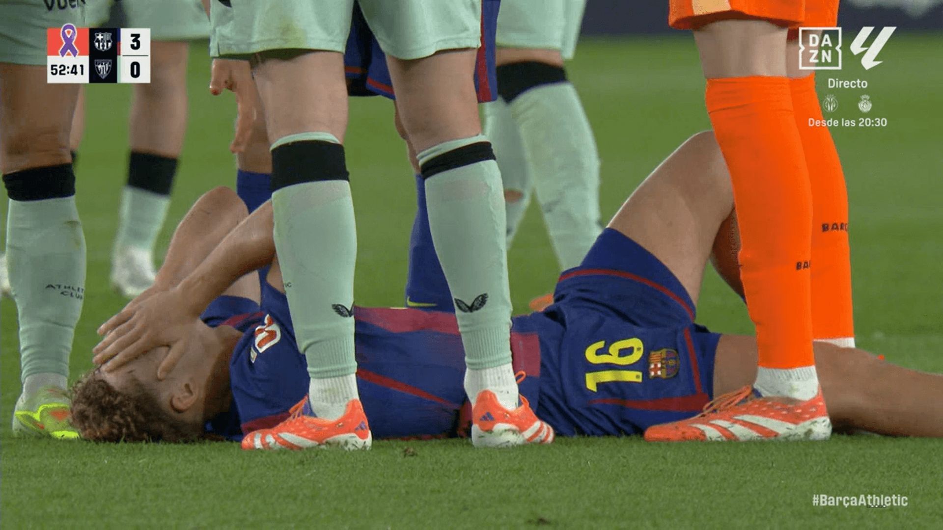 Fermín López se duele tras la patada de Oihan Sancet en el Barça-Athletic.