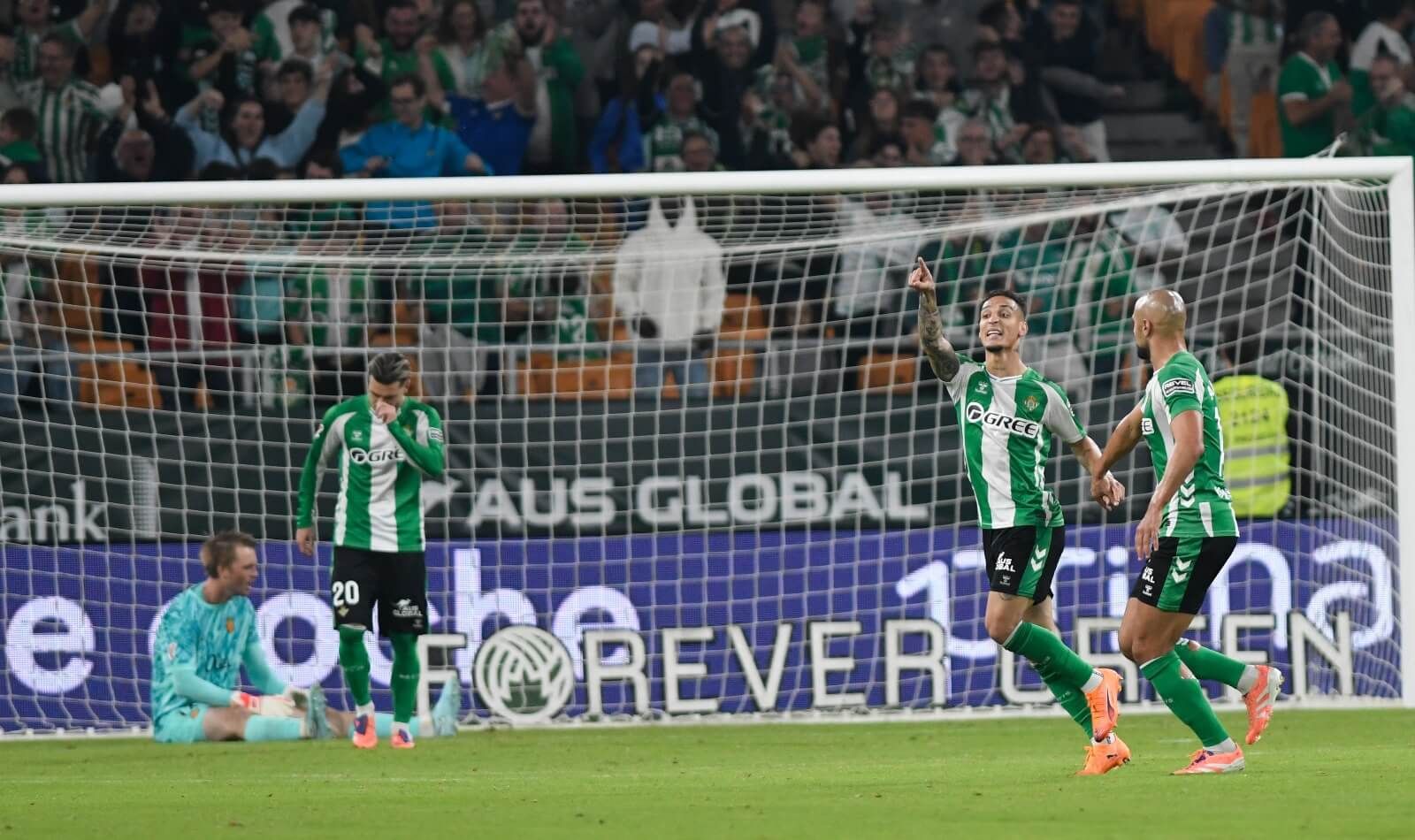  Antony celebra su segundo gol en el Betis-Mallorca.