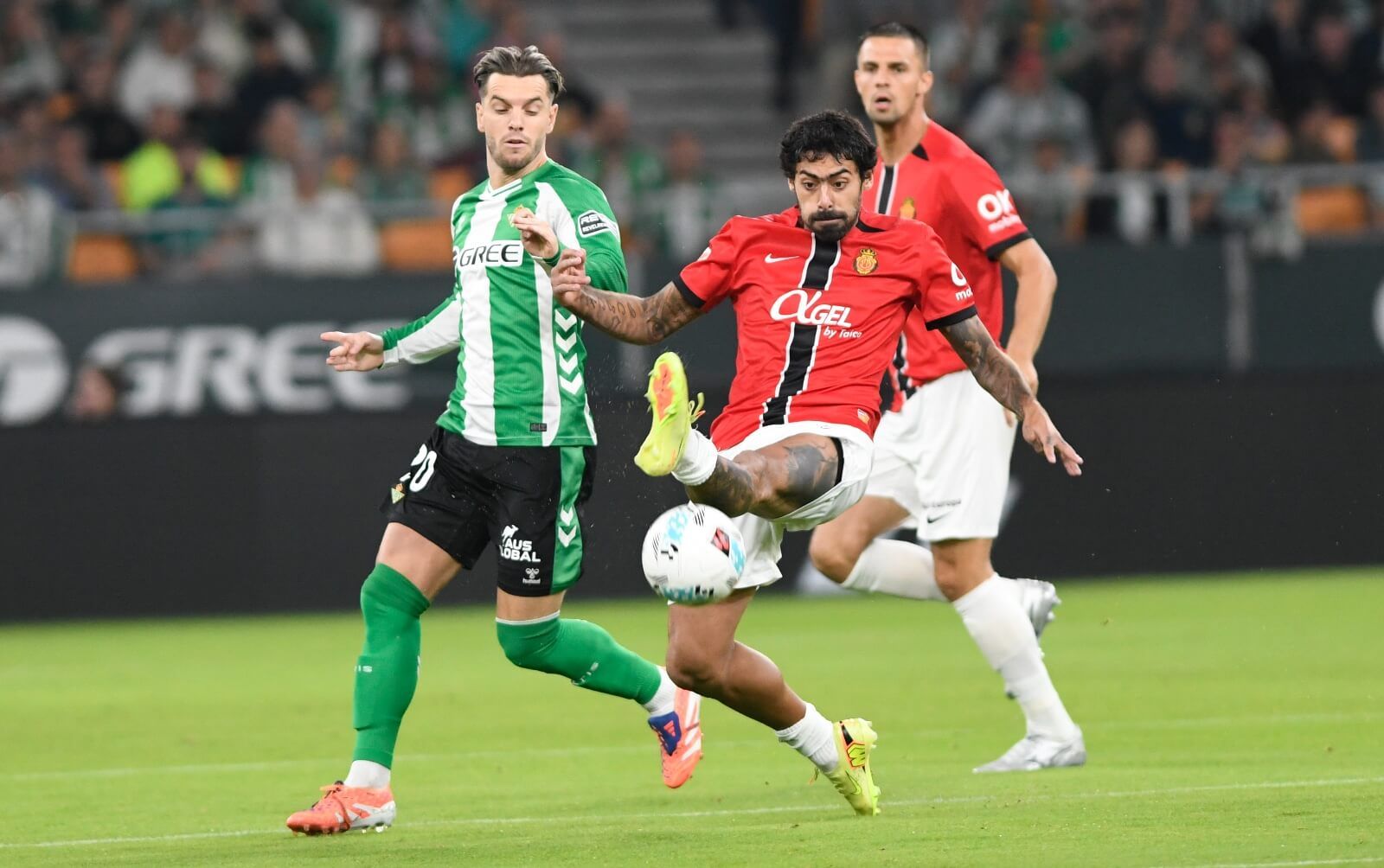  Lo Celso y Samu Costa, en el Betis-Mallorca.