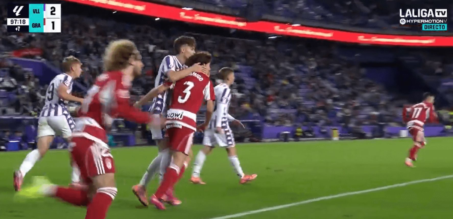 El beso de Iván Alejo a Diego Hormigo.