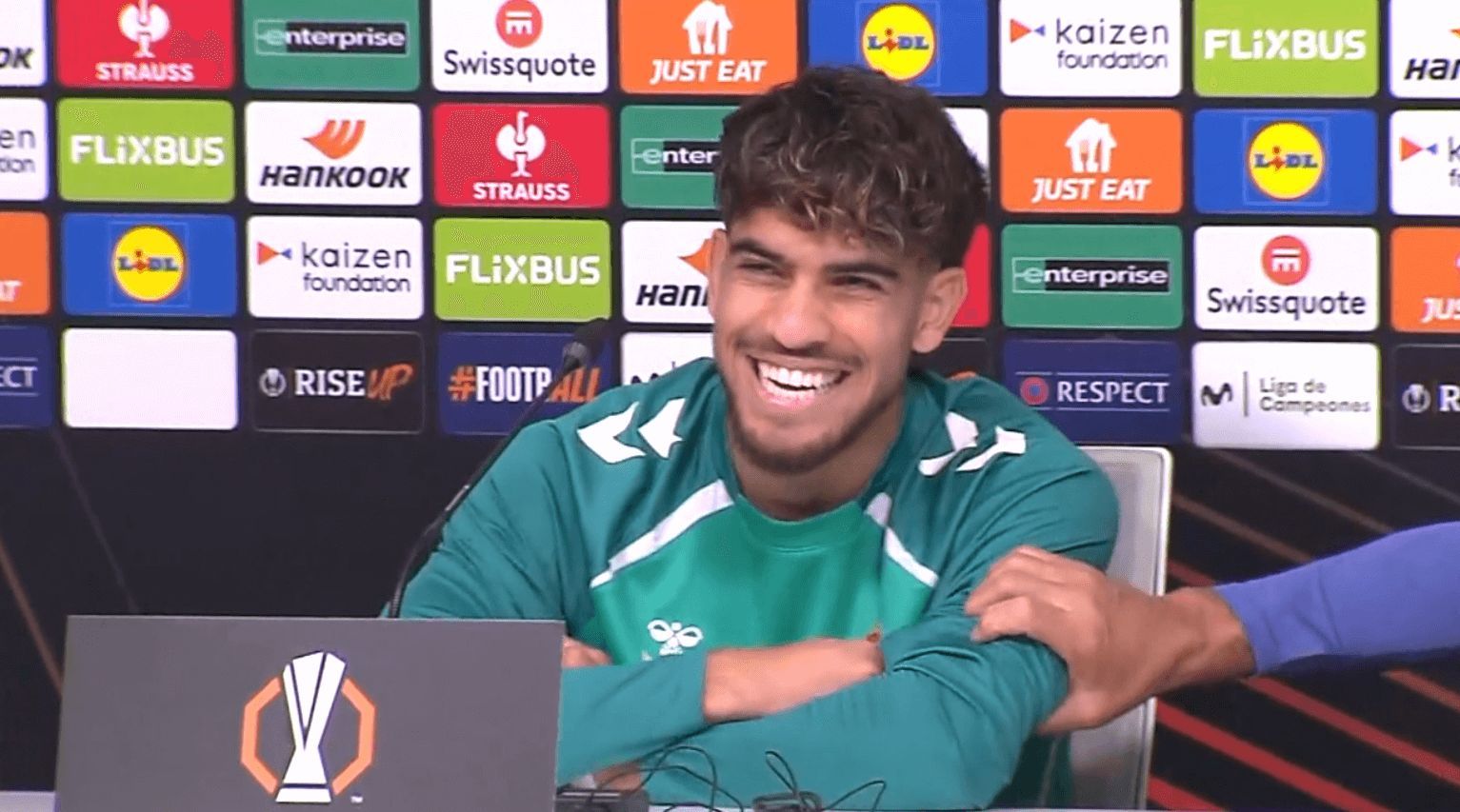  El show de Abde en sala de prensa.