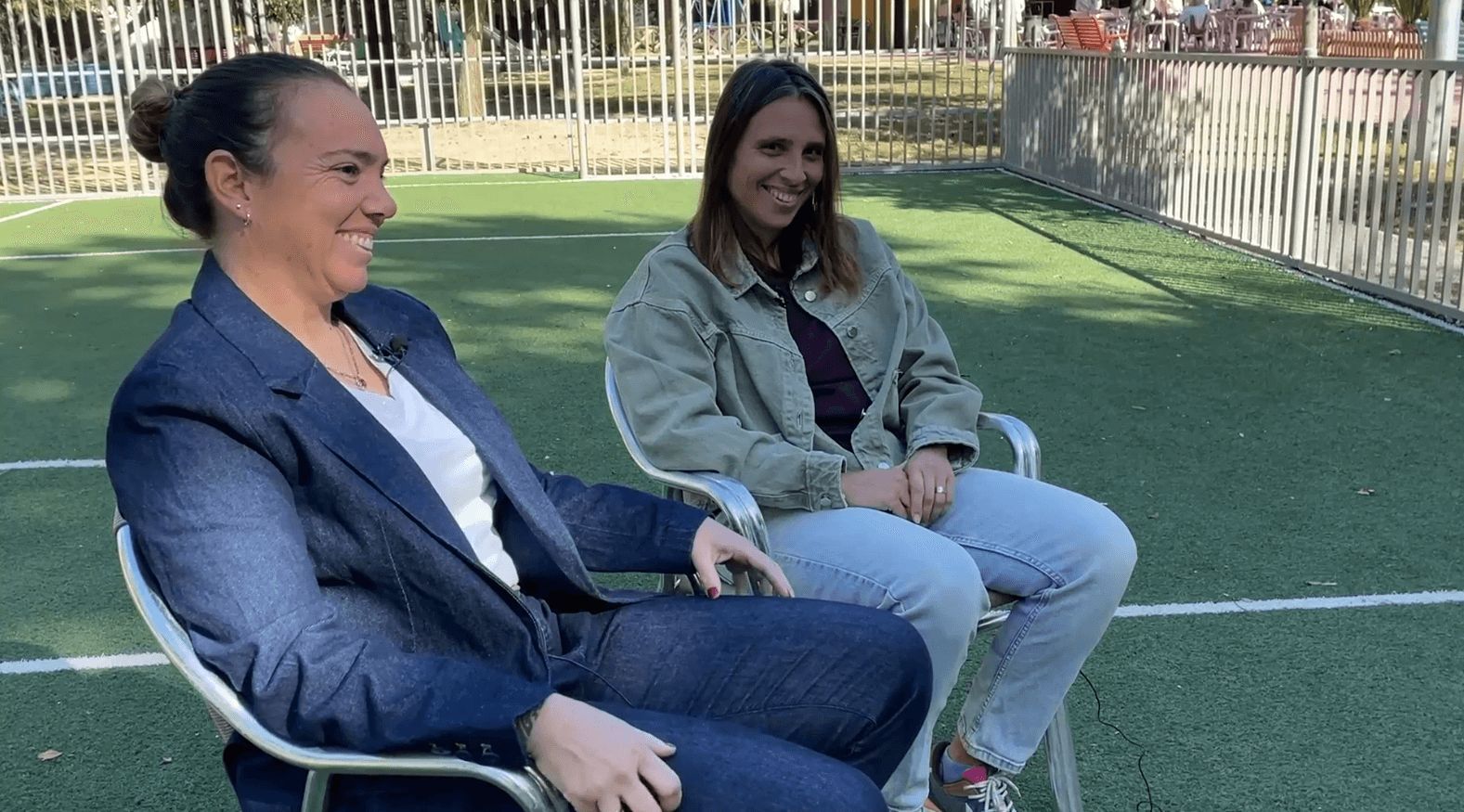 María Pry y Ana Llamas sonríen durante su entrevista con ElDesmarque.