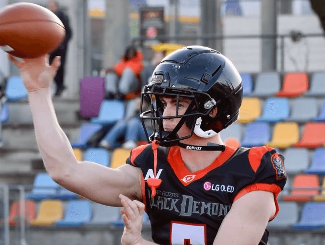  Adrián Bermúdez, jugador de la NFL Academy