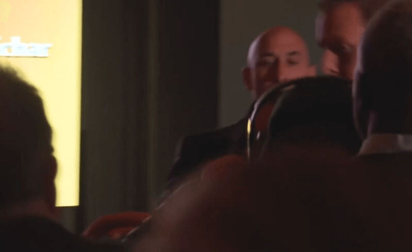  Luis Rubiales delante del agresor en la presentación del libro