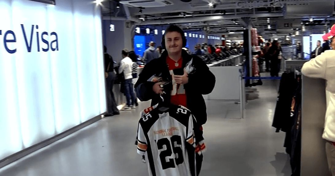  Un aficionado, con una camiseta de la NFL