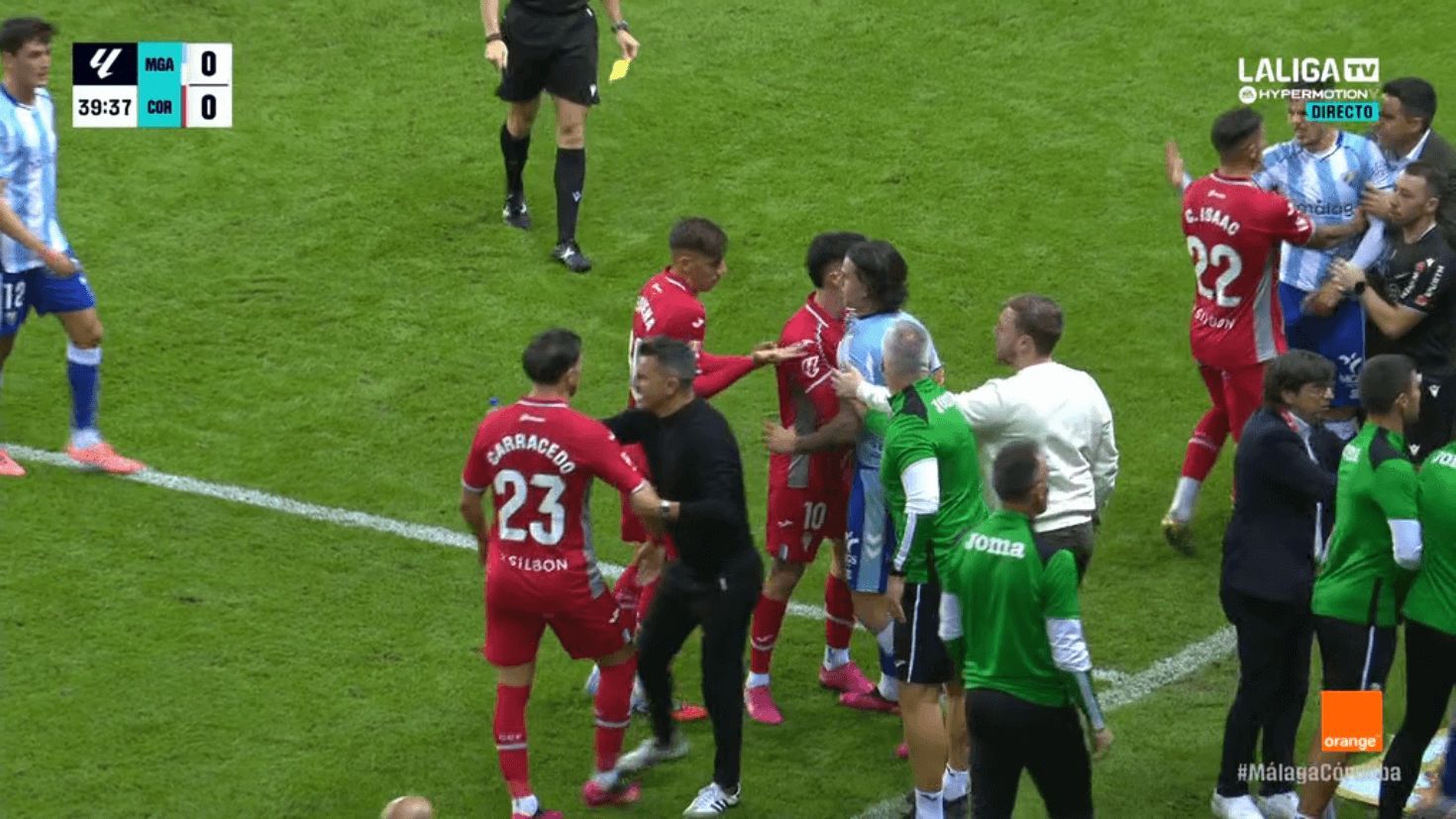 Tangana entre los banquillos del Málaga y el Córdoba (Imagen: LALIGA TV HYPERMOTION).