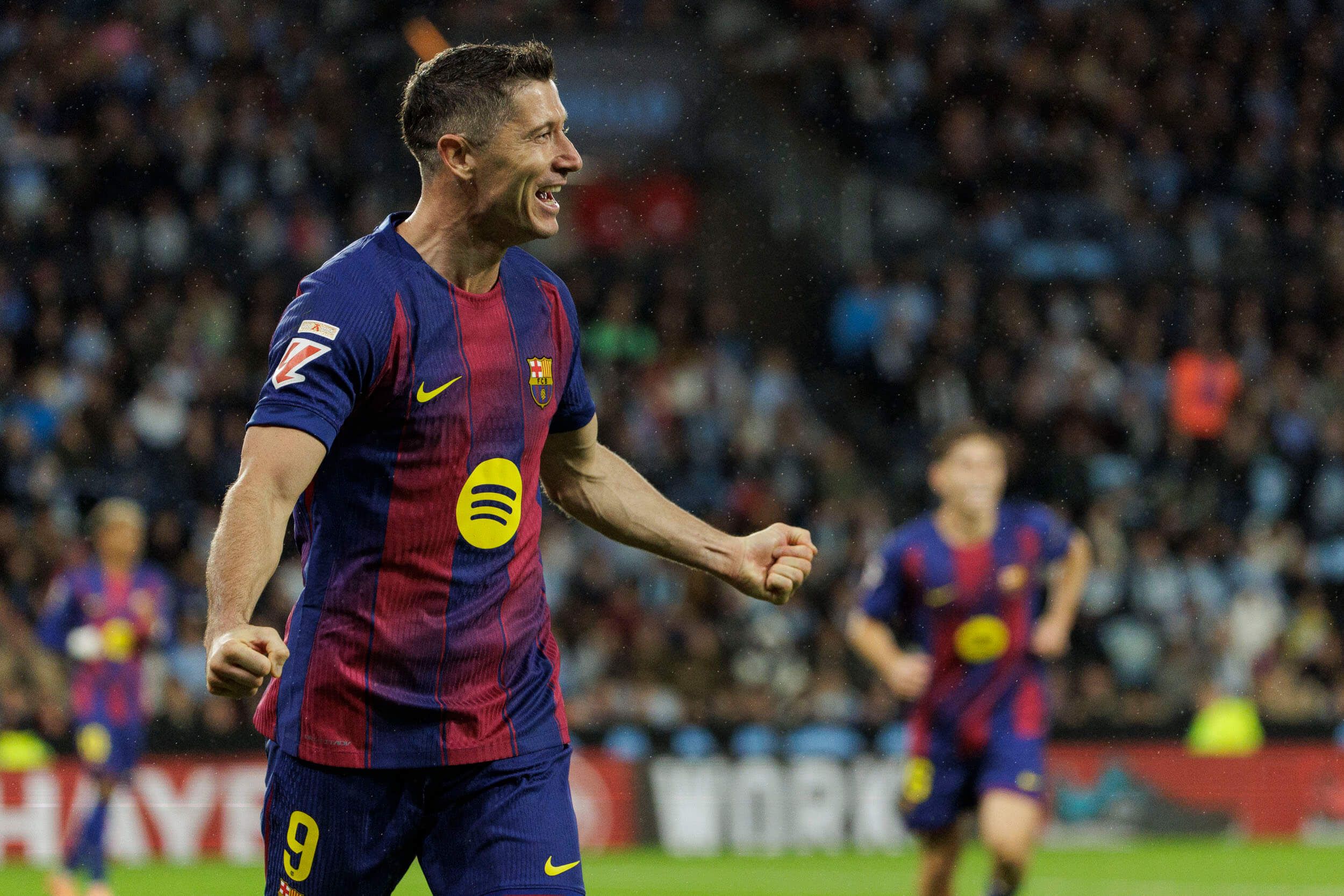 Robert Lewandowski celebra uno de sus goles en el Celta-Barça.