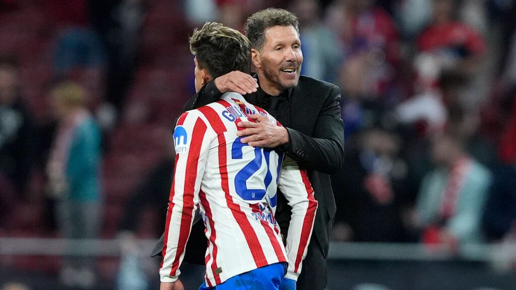  Simeone abraza a Giuliano tras un partido del Atlético de Madrid (Cordon Press)