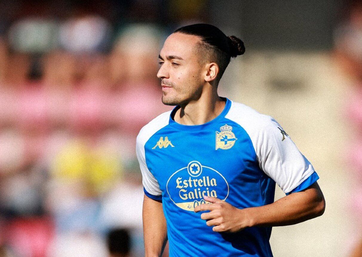 Luismi Cruz calienta antes del Compostela-Deportivo.