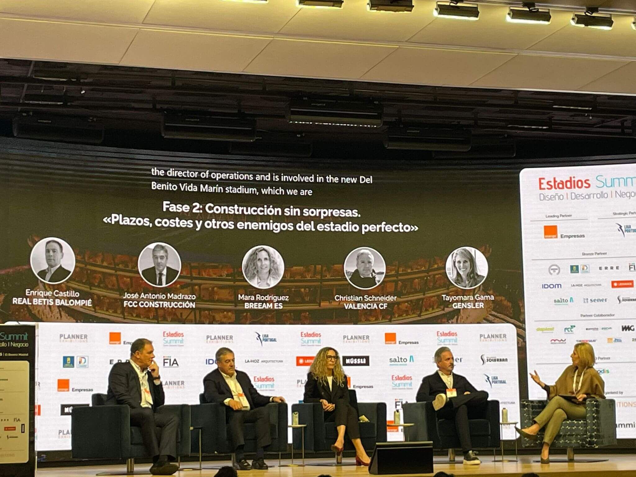 Cristhian Schneider, segundo por la derecha, en la charla