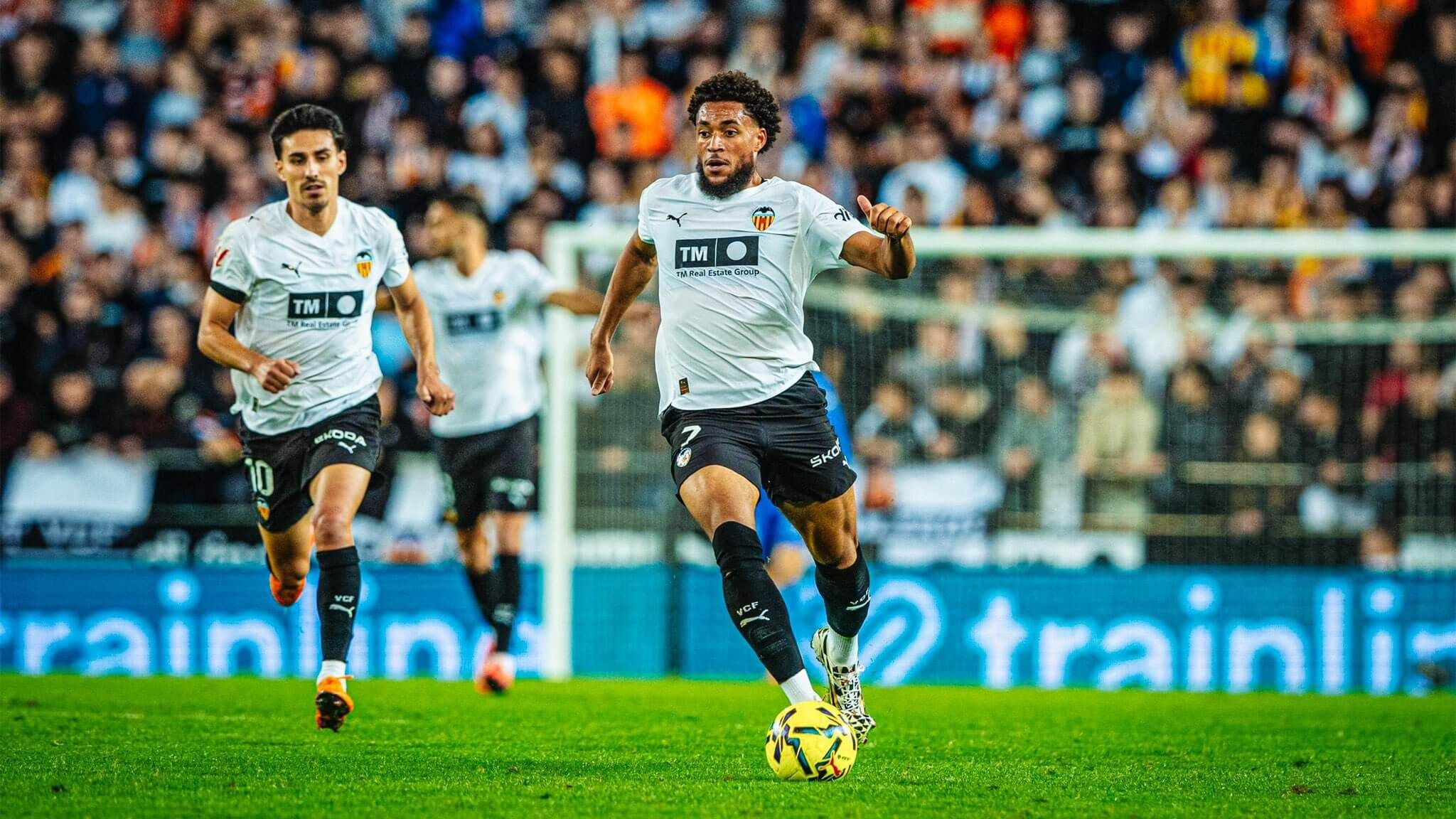  Danjuma en Mestalla junto André Almeida