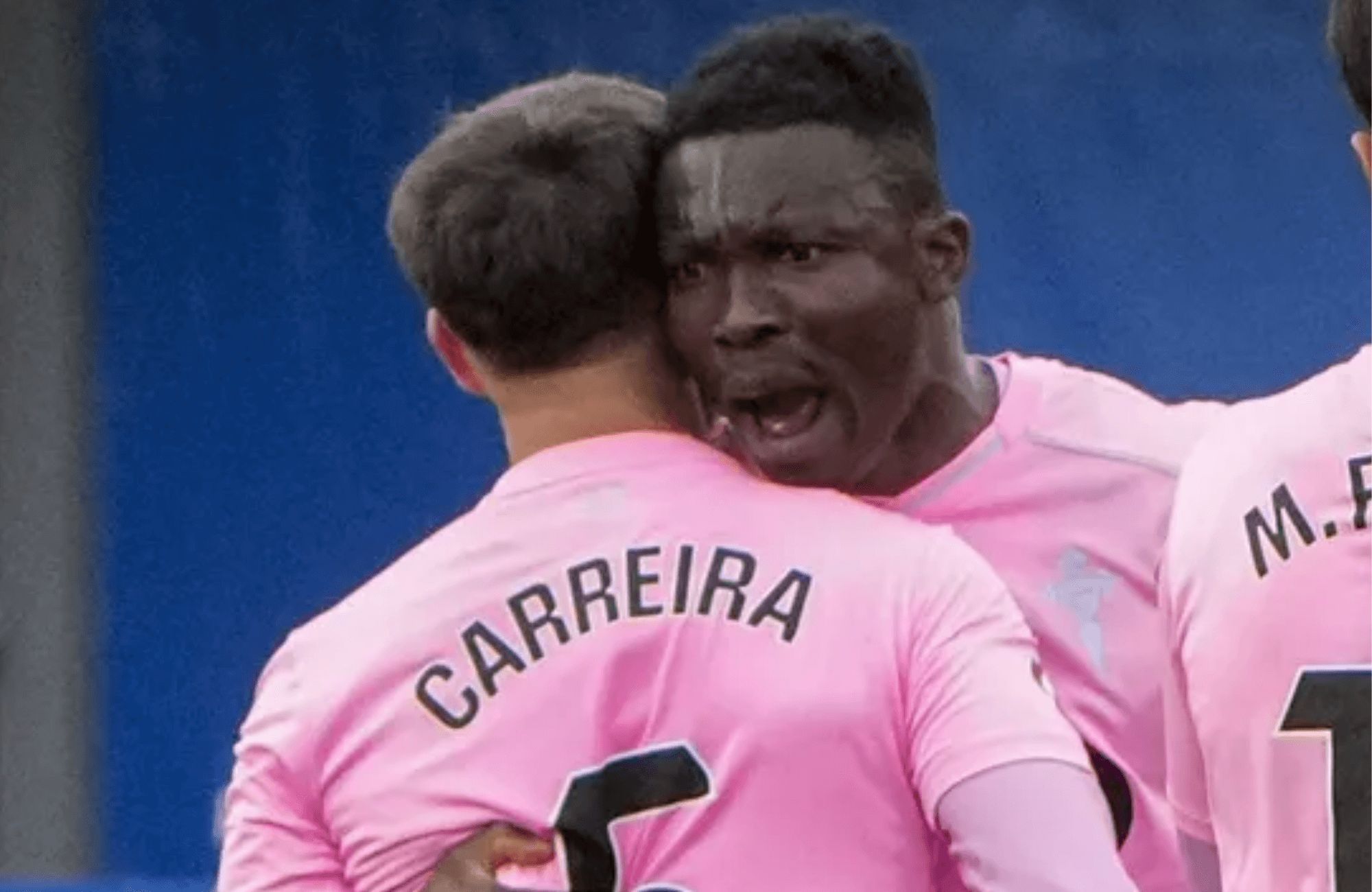 Joseph Aidoo abraza a Carreira.