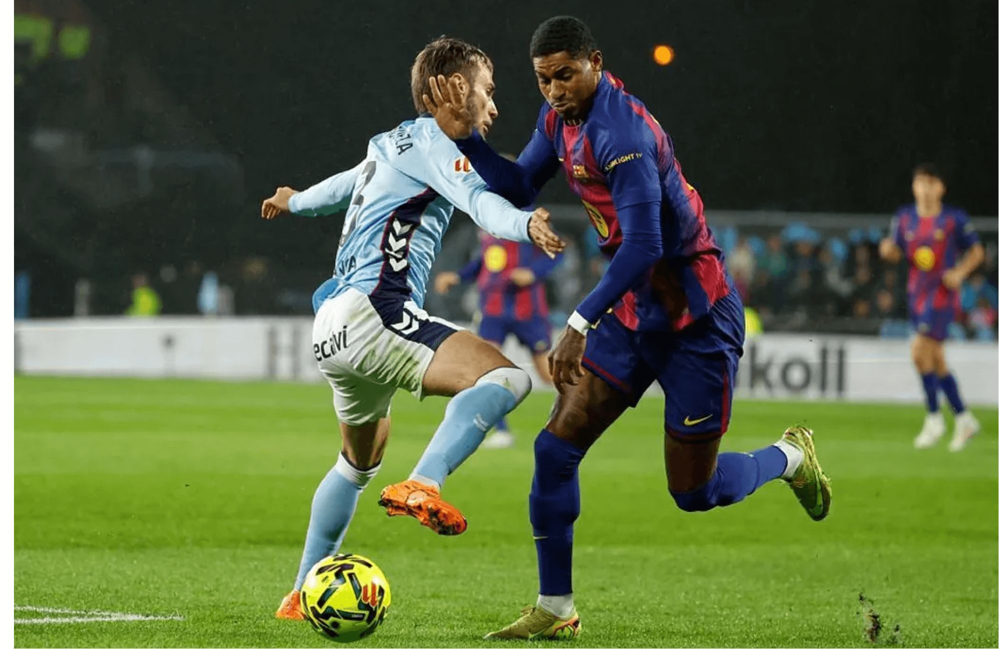  Marcus Rashford ante Óscar Mingueza.