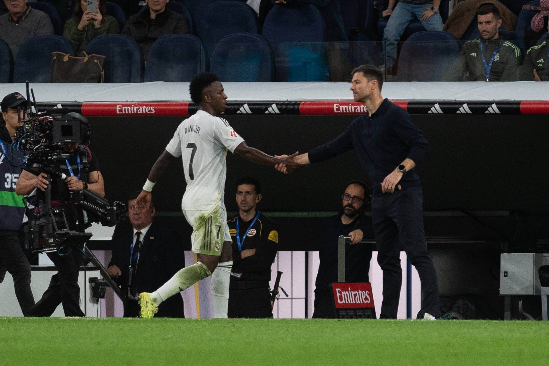 Vinicius y Xabi Alonso se dan la mano en el Real Madrid-Valencia (Cordon Press)