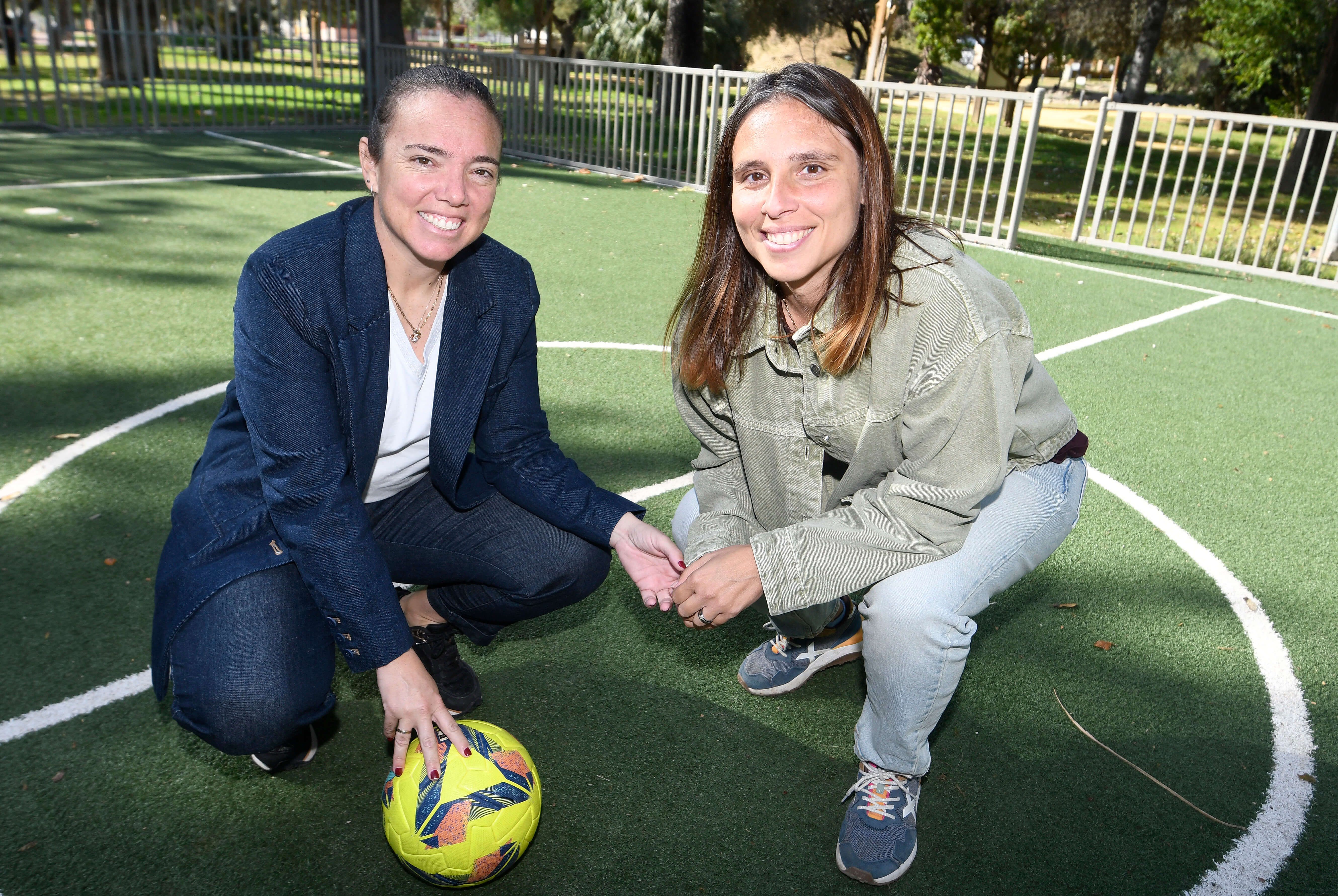 María Pry y Ana Llamas posan para ElDesmarque con el balón, epicentro de sus vidas.